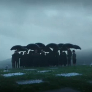 被学长抱进小树林c个爽男男视频
