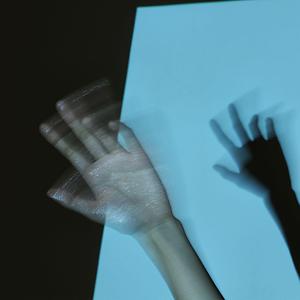 被学长抱进小树林c个爽男男视频
