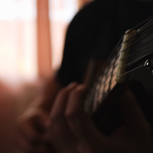 被学长抱进小树林c个爽男男视频
