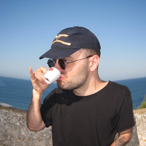 被学长抱进小树林c个爽男男视频
